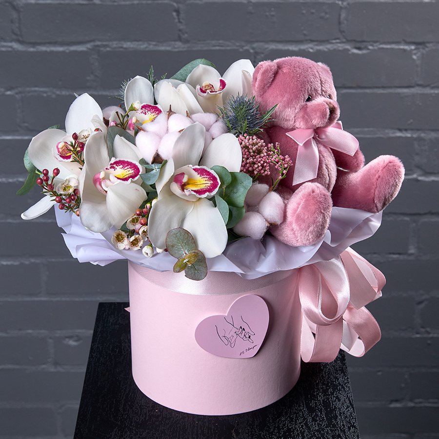 Коробка с орхидеями и мишкой "Милый презент".
