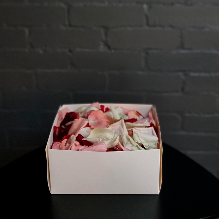 Лепестки роз в белой коробке, размера "L".