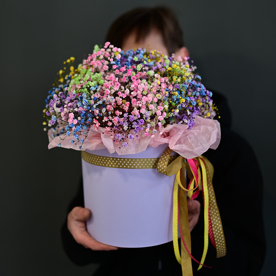 Коробка с радужной гипсофилой.