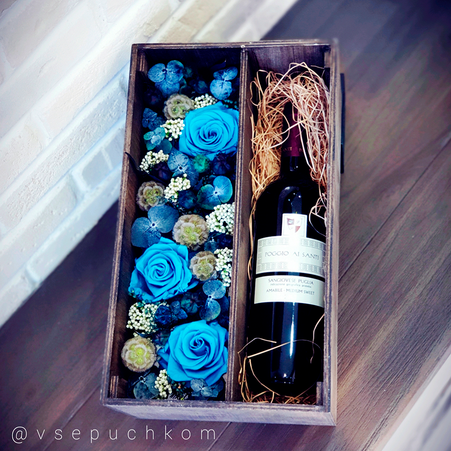Коробка для вина, с композицией из стабилизированных цветов.