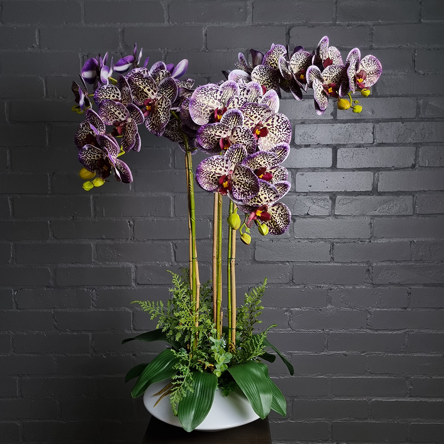 Искусственные фаленопсисы в керамическом кашпо.