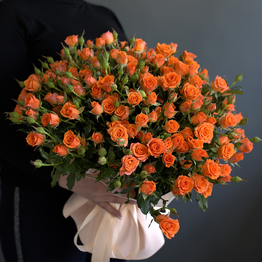 Букет из кустовых оранжевых роз