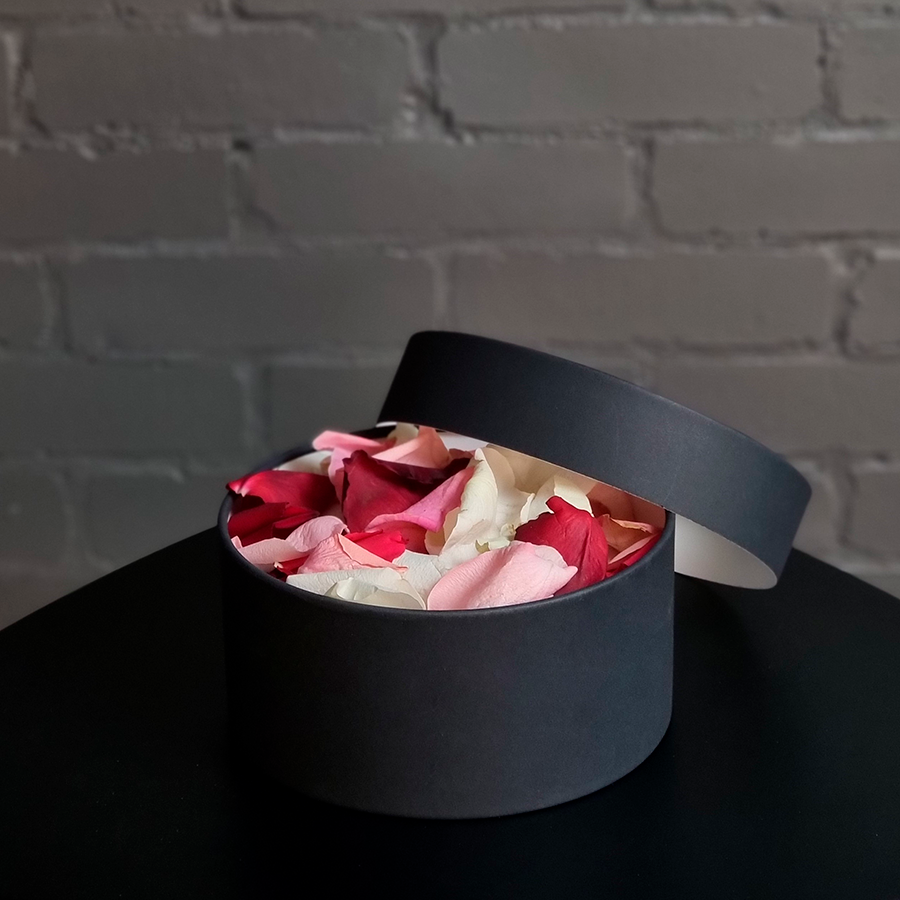 Лепестки роз в коробке, черного цвета.