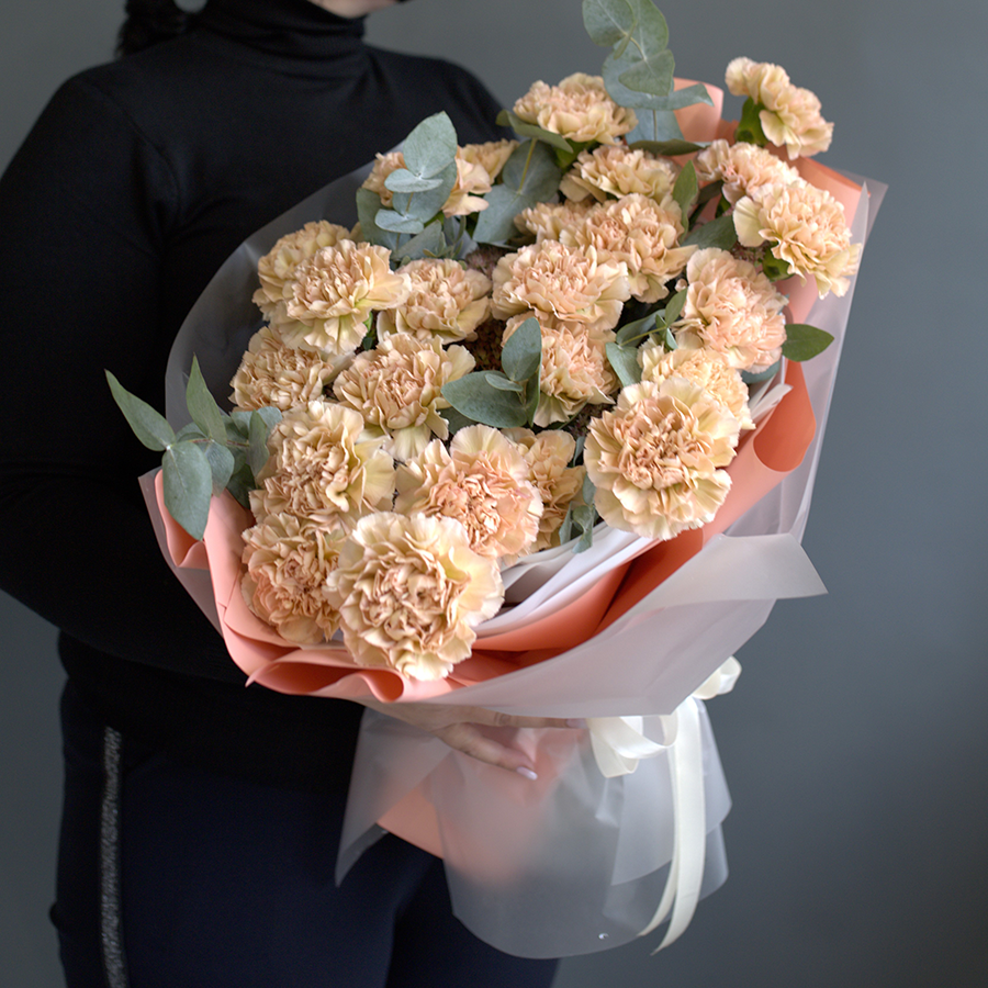 Букет гвоздик с эвкалиптом.