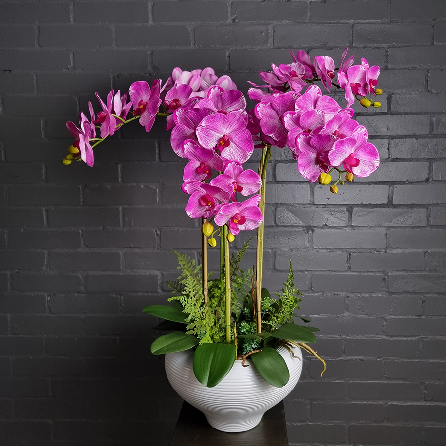 Искусственные фаленопсисы в керамическом кашпо.