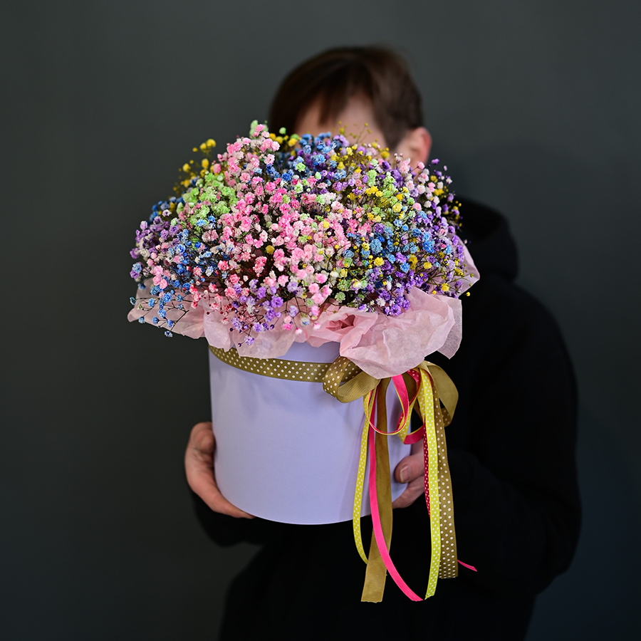 Коробка с радужной гипсофилой.