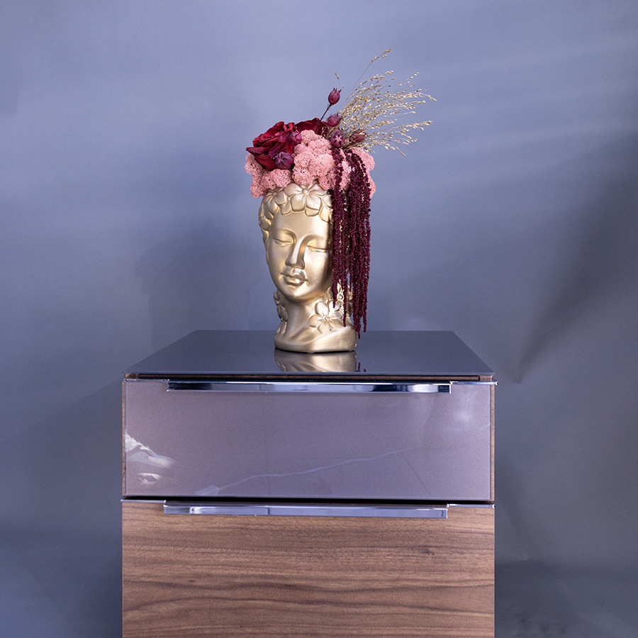 Композиция из стабилизированных цветов в золотом гипсовом кашпо