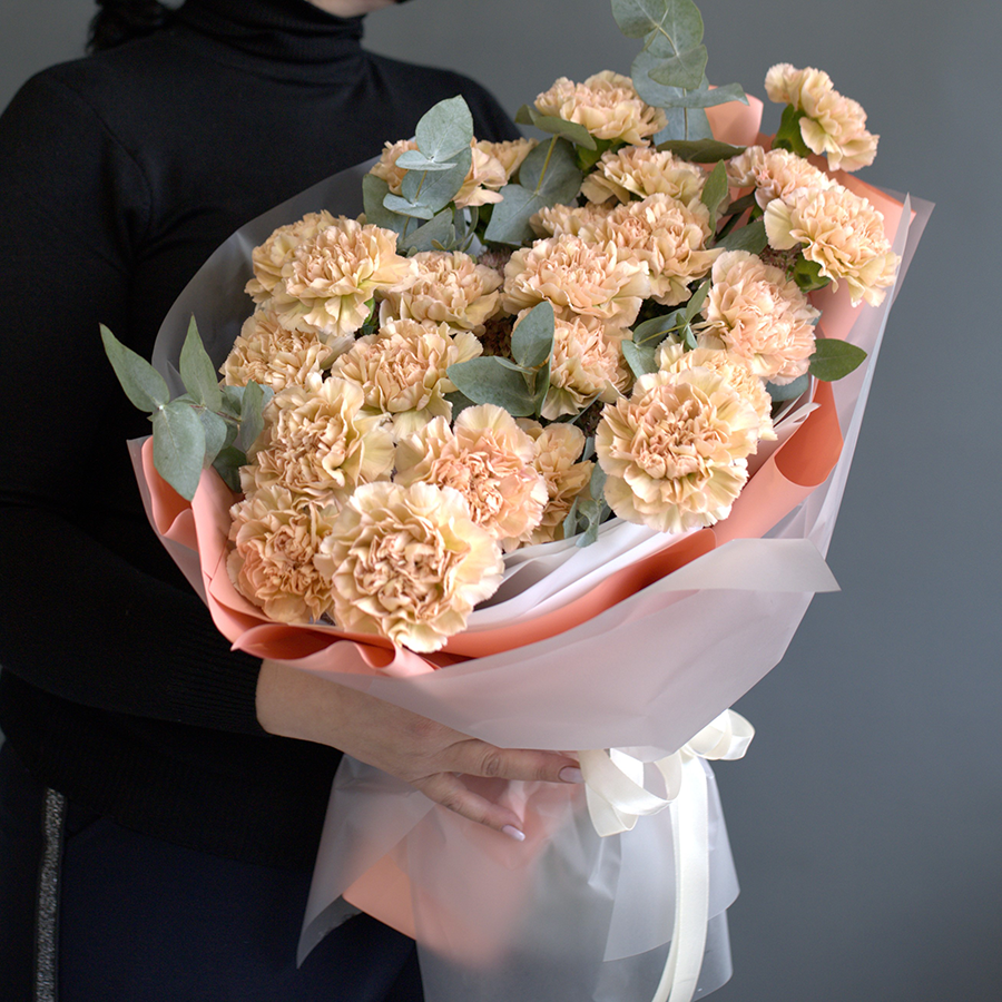 Букет гвоздик с эвкалиптом.