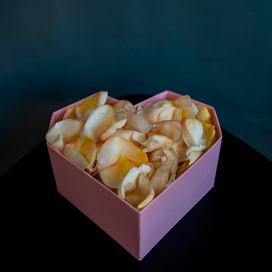 Коробка розовая, "Сердце", с лепестками роз.