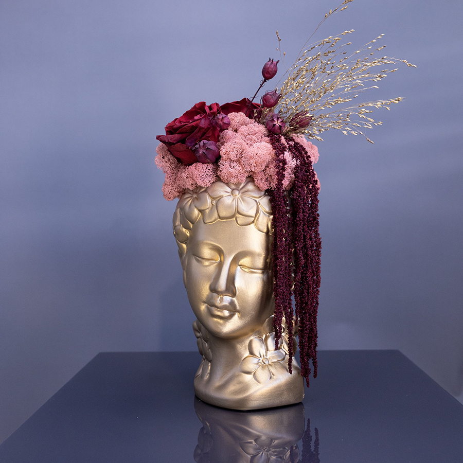 Композиция из стабилизированных цветов в золотом гипсовом кашпо