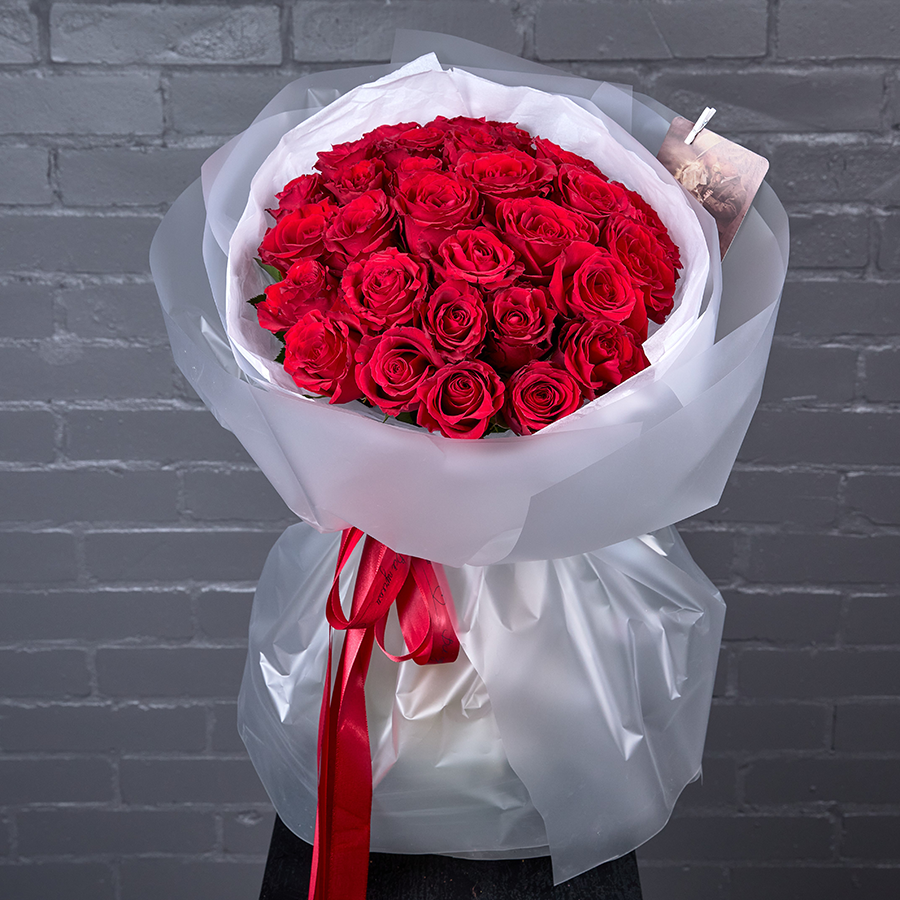 Букет из кенийских красных роз.