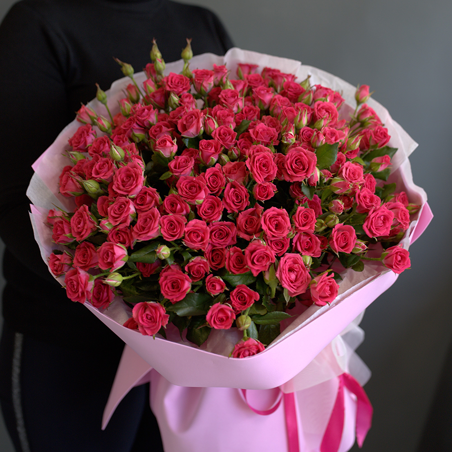 Монобукет из кустовых, малиновых роз.